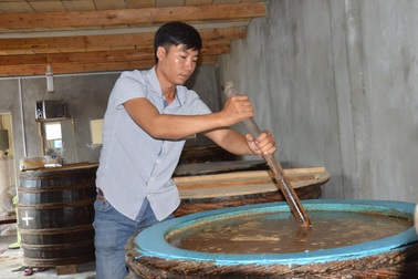 Quảng Ngãi:  Khởi nghiệp thành công bằng nghề làm nước mắm truyền thống