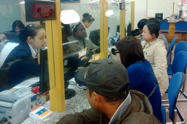 Người gửi tiền khóc dở, mếu dở vì đổi chứng minh thư