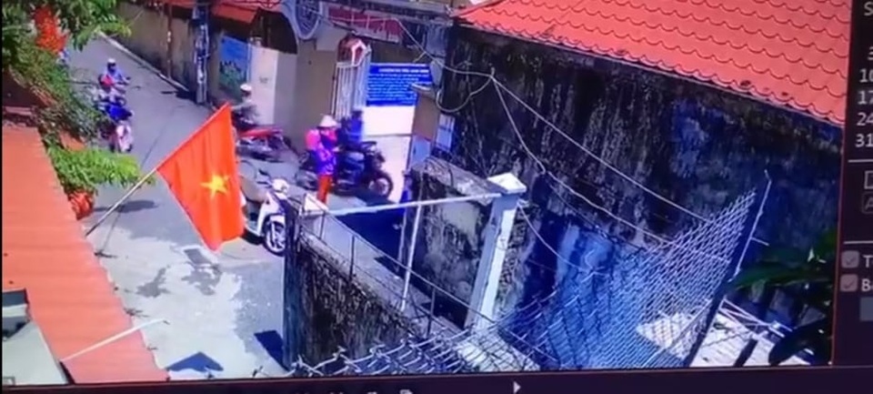 Vụ học sinh lớp 1 bị đứng ngoài cổng trường do đi học sớm: Công an vào cuộc - 2 Vụ học sinh lớp 1 bị đứng ngoài cổng trường do đi học sớm: Công an vào cuộc - 2