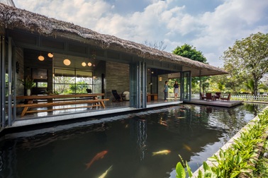 Nhà vườn có hồ cá Koi đẳng cấp ở ngoại thành của vị doanh nhân Sài Gòn