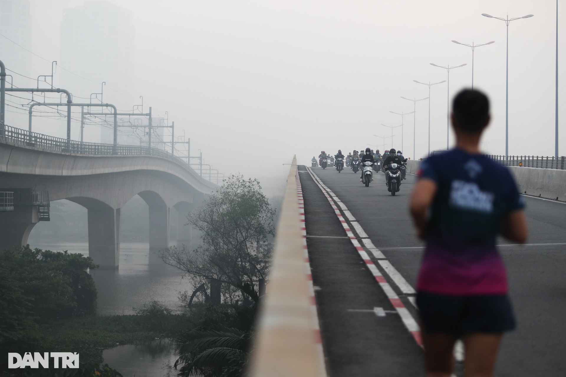 TPHCM se lạnh, chìm trong sương mù những ngày giáp Tết Nguyên đán - 3 TPHCM se lạnh, chìm trong sương mù những ngày giáp Tết Nguyên đán - 3
