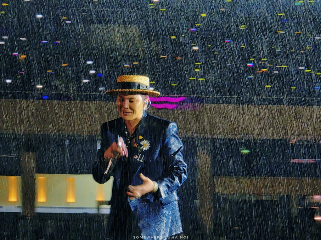 G-Dragon đội mưa hát 5 bài, BTC không chào từ biệt khiến fan Việt hụt hẫng - 2 G-Dragon đội mưa hát 5 bài, BTC không chào từ biệt khiến fan Việt hụt hẫng - 2