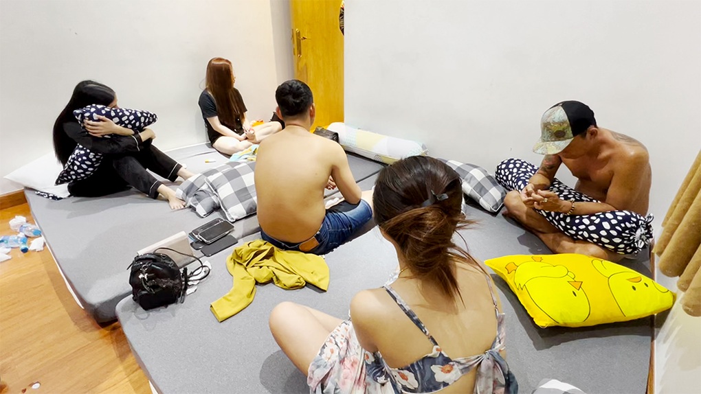 Kiểm tra chung cư, phát hiện nhiều thanh niên dương tính với ma túy - 1 Kiểm tra chung cư, phát hiện nhiều thanh niên dương tính với ma túy - 1