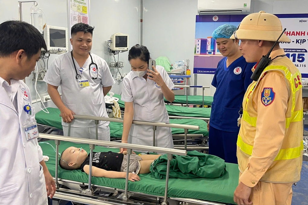 Lời cầu cứu của người mẹ và phản ứng quyết đoán của lực lượng CSGT - 1 Lời cầu cứu của người mẹ và phản ứng quyết đoán của lực lượng CSGT - 1