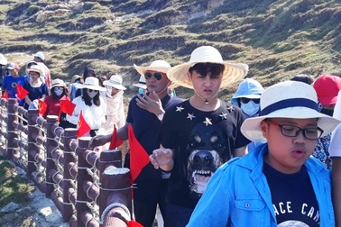 Làng chài căng mình đón khách: “Khách đông nhưng không chặt chém”