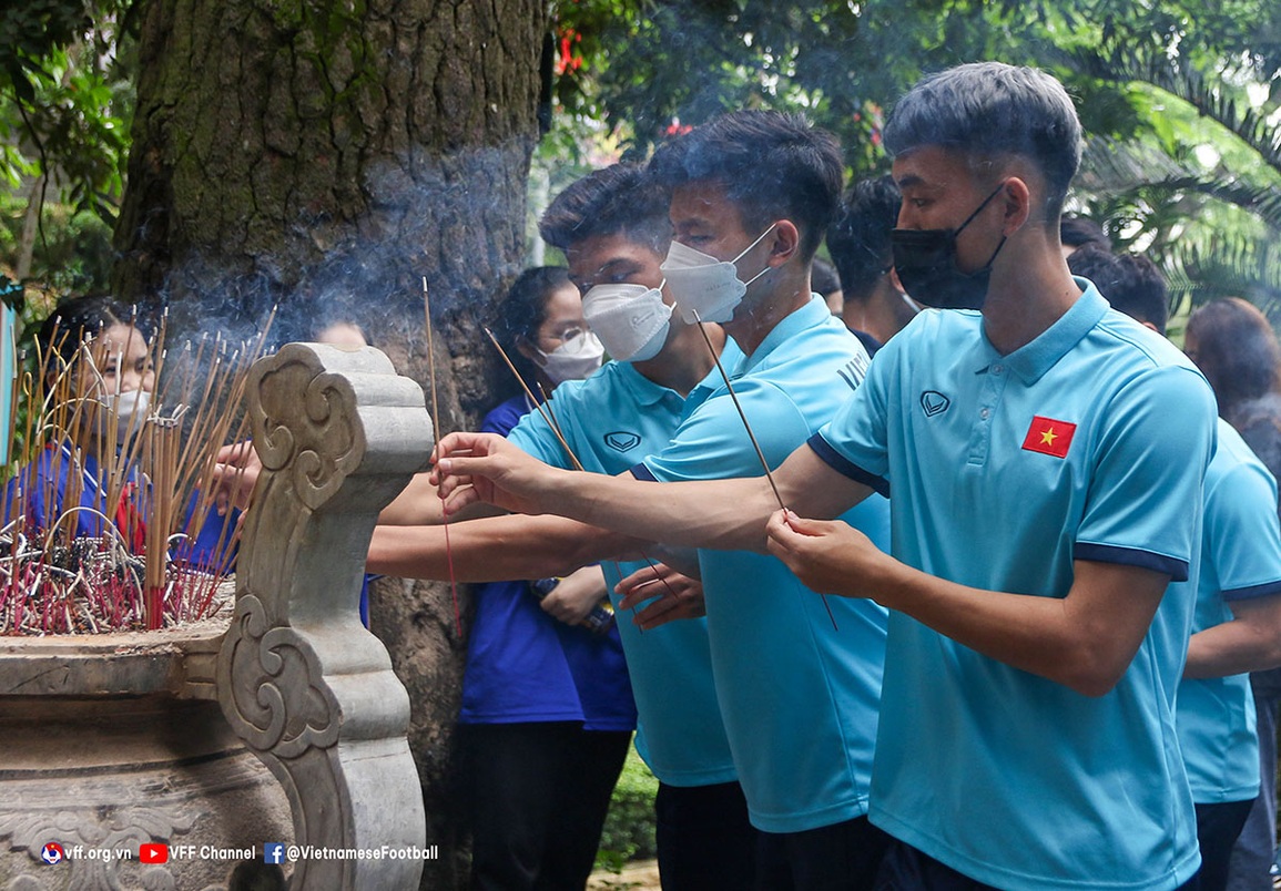 Người hâm mộ vây quanh HLV Park Hang Seo ở Đền Hùng - 7 Người hâm mộ vây quanh HLV Park Hang Seo ở Đền Hùng - 7
