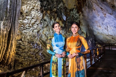 Tân Hoa hậu Hòa bình thế giới 2017 khám phá động Thiên Đường