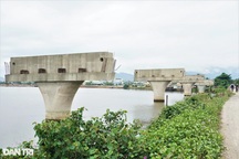 Cầu trăm tỷ 5 năm xây... 4 trụ, dân khốn khổ đi không được, ở không xong