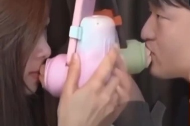 Độc đáo thiết bị cho phép hôn nhau từ xa qua Internet