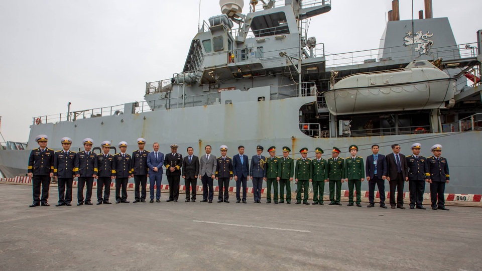 Tàu Hải quân Hoàng gia Anh HMS Enterprise thăm xã giao TP Hải Phòng - 3 Tàu Hải quân Hoàng gia Anh HMS Enterprise thăm xã giao TP Hải Phòng - 3
