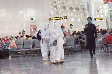 "Trời không mưa cũng mặc áo mưa", đi sân bay như chống nhiễm xạ