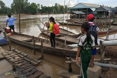 Hàng trăm học sinh Việt Kiều vẫn lắc lư qua sông học chữ bằng xuồng nhỏ