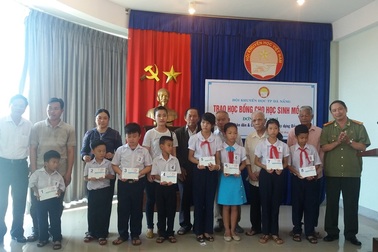 Đà Nẵng: Trao sổ tiết kiệm cho 30 học sinh mồ côi