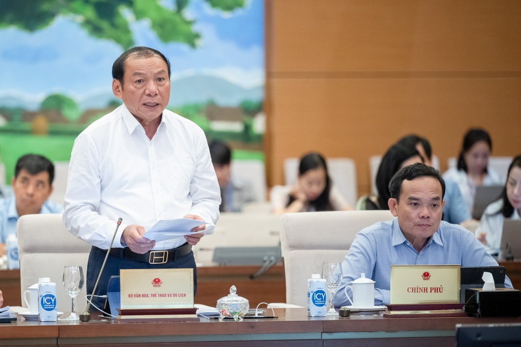 Ca sĩ Hàn Quốc sang Việt Nam diễn mấy đêm bằng doanh nghiệp làm nhiều tháng - 2 Ca sĩ Hàn Quốc sang Việt Nam diễn mấy đêm bằng doanh nghiệp làm nhiều tháng - 2