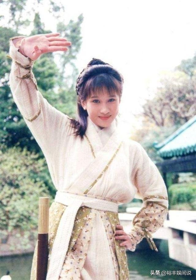 Cú chuyển mình bất ngờ của mỹ nhân Năm 97 rồng đổi màu - 2 Cú chuyển mình bất ngờ của mỹ nhân Năm 97 rồng đổi màu - 2