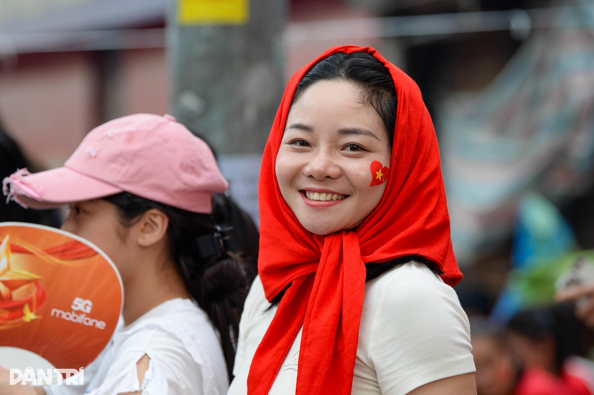 Nhiều hot girl đổ dồn về Quảng trường Ba Đình chờ xem lễ diễu binh - 5 Nhiều hot girl đổ dồn về Quảng trường Ba Đình chờ xem lễ diễu binh - 5