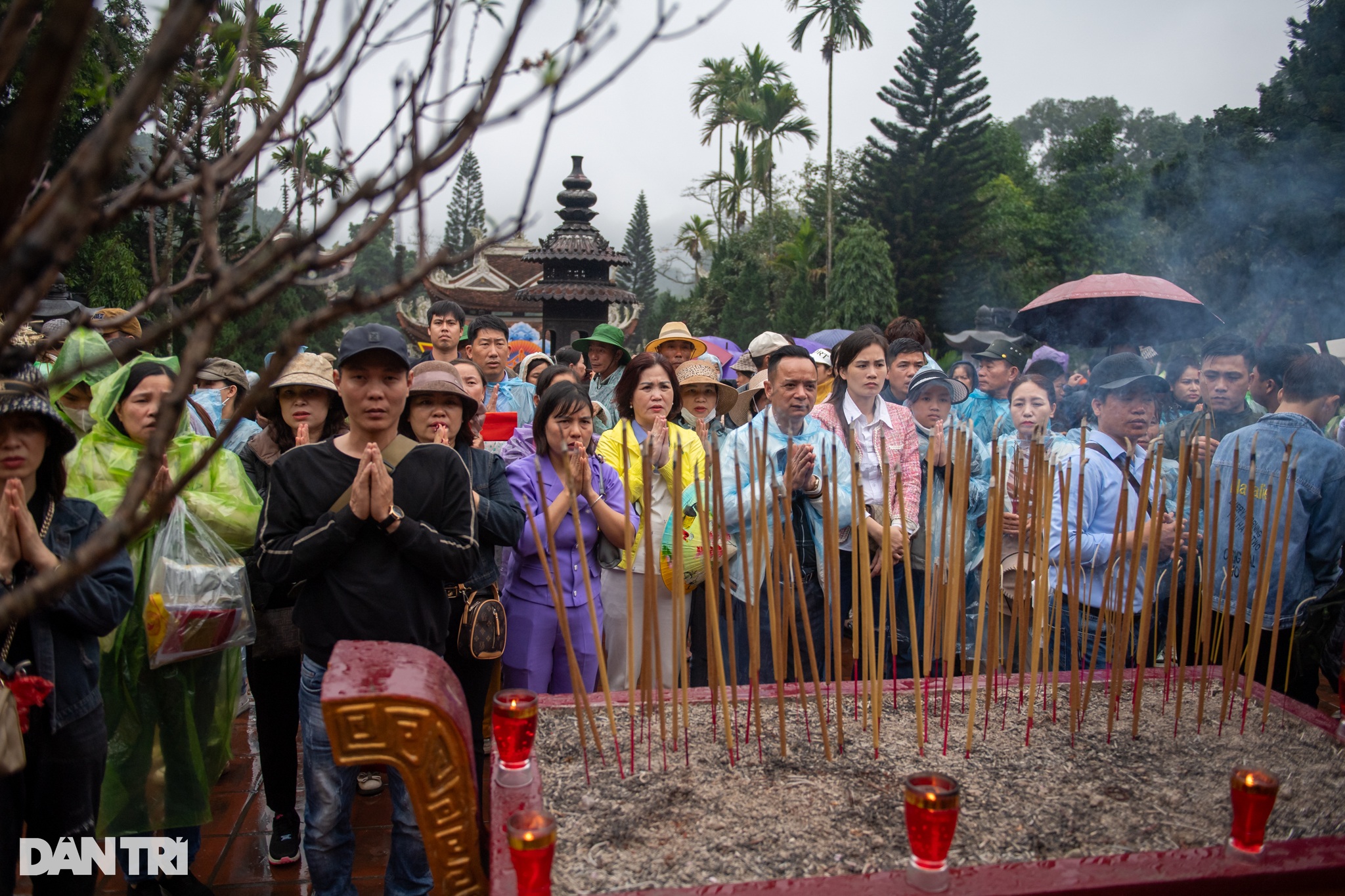 Hàng vạn người dân và du khách đội mưa về khai hội chùa Hương - 13