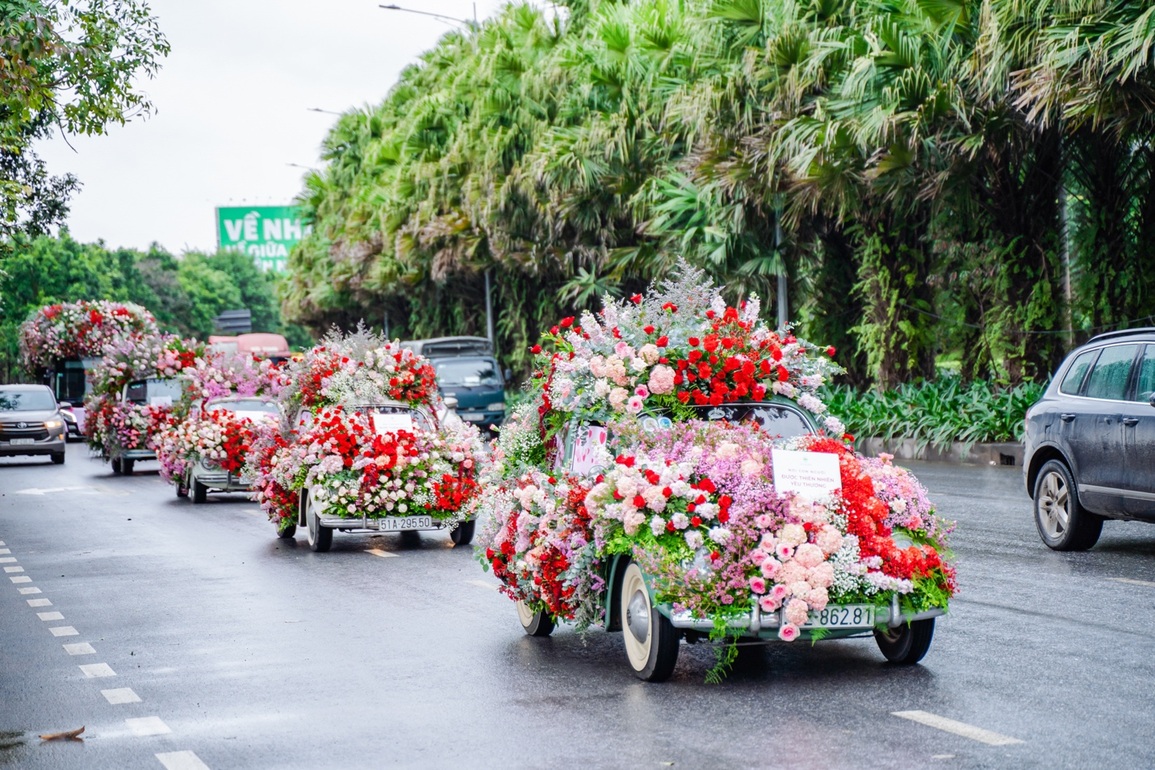 Valentine 2022: Ấn tượng màn tỏ tình với 99.999 bông hồng ở Hà Nội - 2 Valentine 2022: Ấn tượng màn tỏ tình với 99.999 bông hồng ở Hà Nội - 2