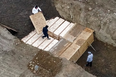 Thị trưởng New York lên tiếng về đảo chôn tập thể giữa dịch Covid-19