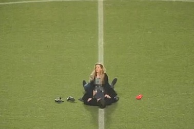 Cổ động viên ân ái nhau ngay giữa sân vận động ở Anh