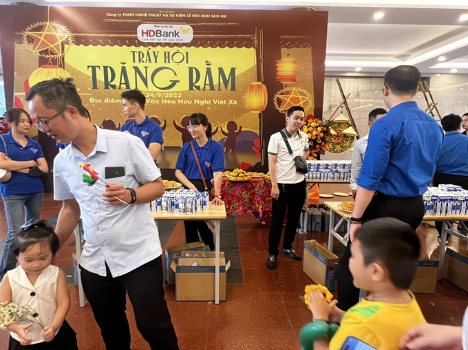 Các tổ chức Đoàn và nhiều thanh niên đã tới cùng các em nhỏ tự tay “bày” lên mâm cỗ trông trăng ý nghĩa.