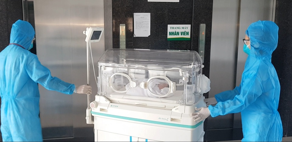 3 giờ đồng hồ đỡ đẻ cho sản phụ mắc Covid-19 trên tuyến đầu chống dịch - 7 3 giờ đồng hồ đỡ đẻ cho sản phụ mắc Covid-19 trên tuyến đầu chống dịch - 7
