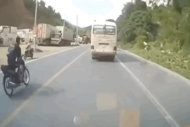 Pha tạt đầu ô tô để lại bài học nhớ đời cho thanh niên đi xe máy