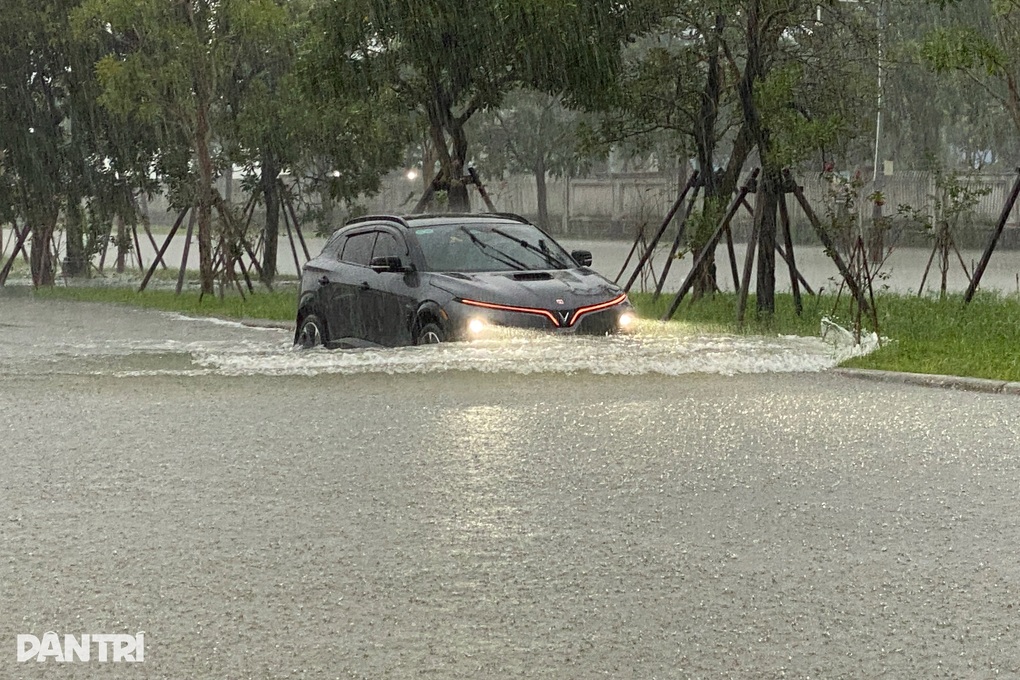 Bão Bualoi chưa đổ bộ, lốc xoáy đã cuốn bay mái nhiều nhà dân - 2 Bão Bualoi chưa đổ bộ, lốc xoáy đã cuốn bay mái nhiều nhà dân - 2