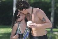 Camila Cabello tình tứ hôn Shawn Mendes