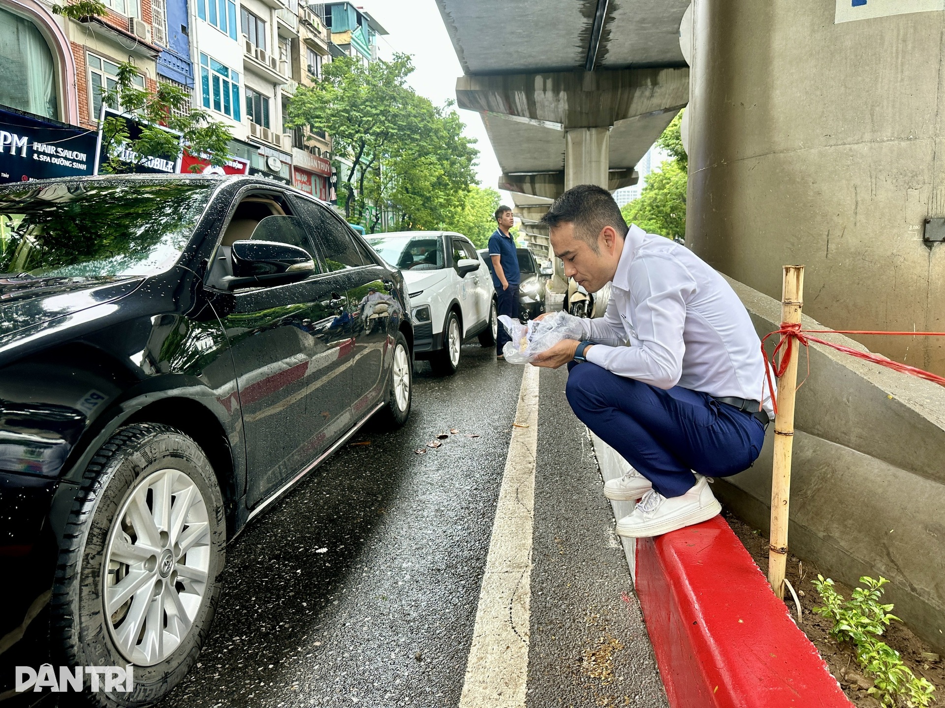 Muôn kiểu ứng phó mưa lớn, vượt ngập sâu của người Hà Nội - 4 Muôn kiểu ứng phó mưa lớn, vượt ngập sâu của người Hà Nội - 4