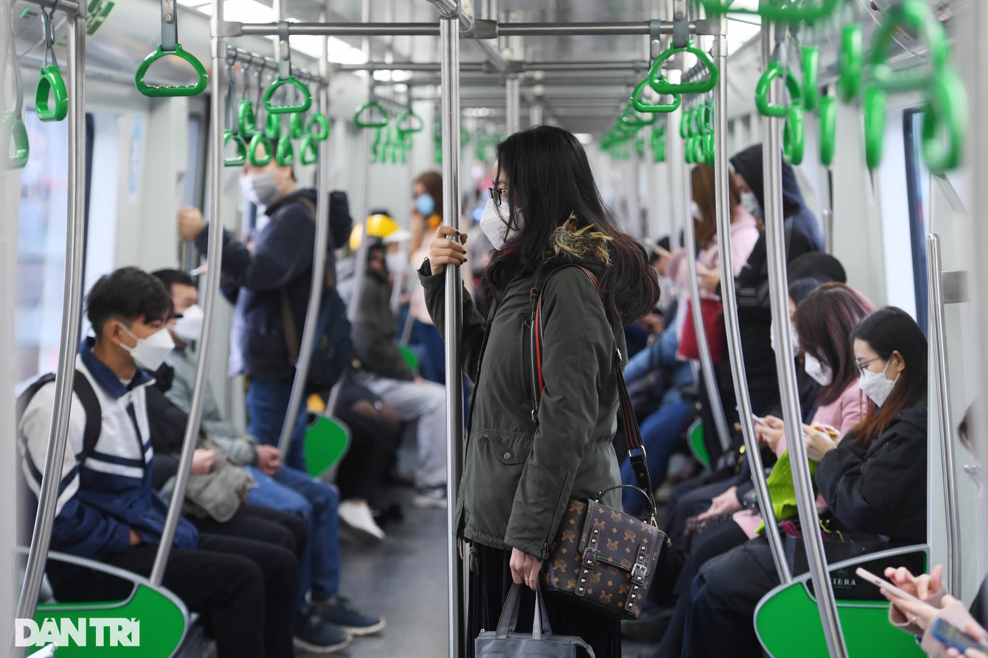 Nhiều sinh viên ở Hà Nội đi học bằng tàu Cát Linh - Hà Đông để tránh rét - 5 Nhiều sinh viên ở Hà Nội đi học bằng tàu Cát Linh - Hà Đông để tránh rét - 5