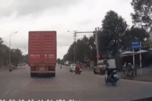 Thanh niên phóng xe máy tốc độ cao gây tai nạn cho người đi đường