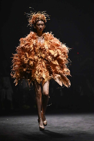 Hoàng Thùy dát hơn 100 lá vàng lên người, diễn vedette ở Thượng Hải - 8