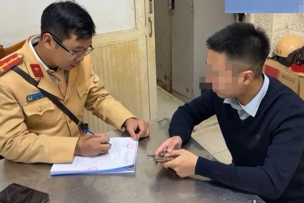 Đi vào làn khẩn cấp Vành đai 3, tài xế không bị phạt với lý do bất ngờ - 2 Đi vào làn khẩn cấp Vành đai 3, tài xế không bị phạt với lý do bất ngờ - 2