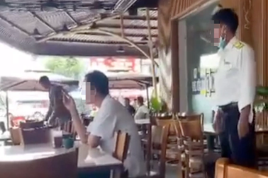 Cán bộ chi cục thuế ở Bình Dương dọa quăng ly nước vào mặt CSGT