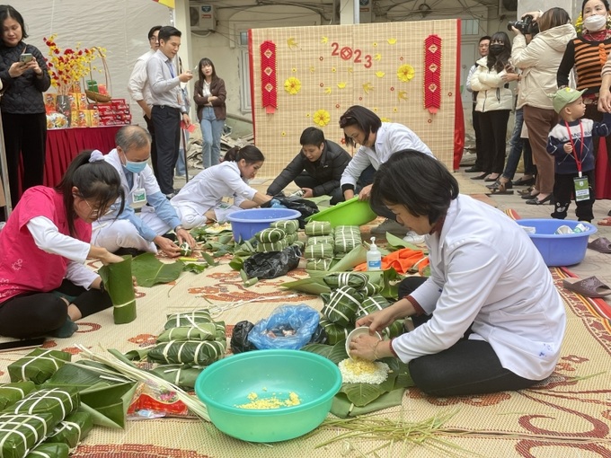 Các bác sĩ, điều dưỡng của Bệnh viện hăng hái tham gia gói bánh chưng ủng hộ chương trình.