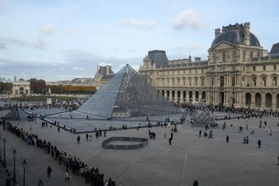 Pháp bắt nghi phạm vụ trộm 102 triệu USD trang sức từ bảo tàng Louvre