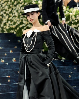 Lisa diện mốt nội y gợi cảm, đối lập với Jennie kín đáo tại Met Gala - 3