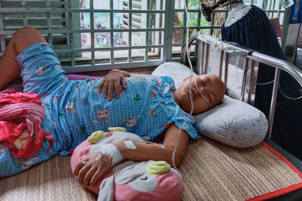 Bạn đọc Dân trí giúp đỡ bé Tuyết Đan hơn 54 triệu đồng - 2