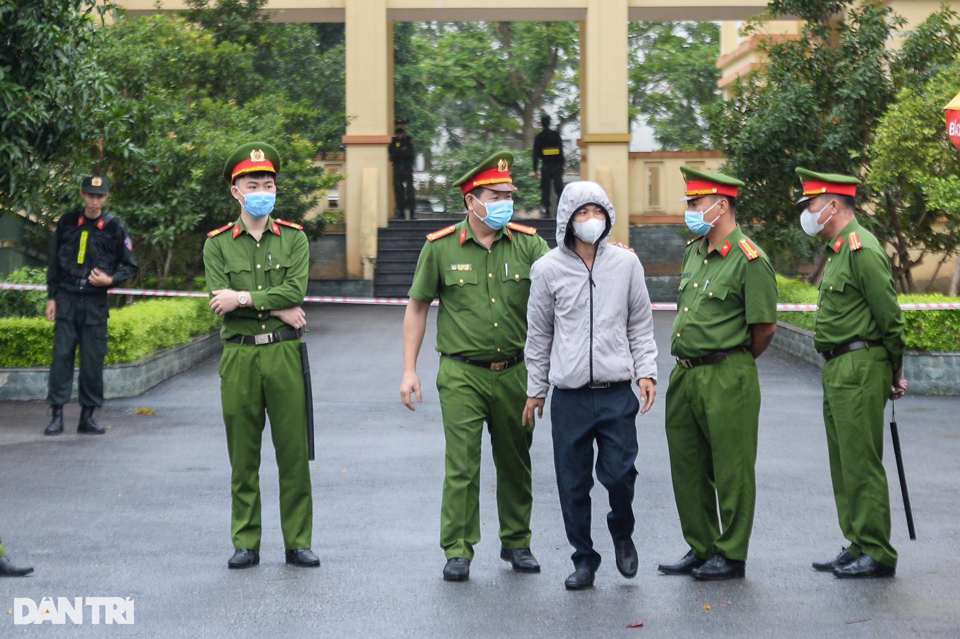 An ninh thắt chặt tại phiên tòa xét xử 2 cựu lãnh đạo tỉnh Bắc Ninh - 1 An ninh thắt chặt tại phiên tòa xét xử 2 cựu lãnh đạo tỉnh Bắc Ninh - 1