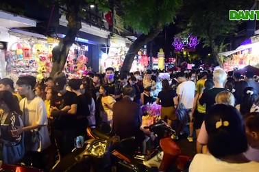 Trung thu: Người lớn chen vã mồ hôi, trẻ em mếu máo vì kẹt giữa biển người