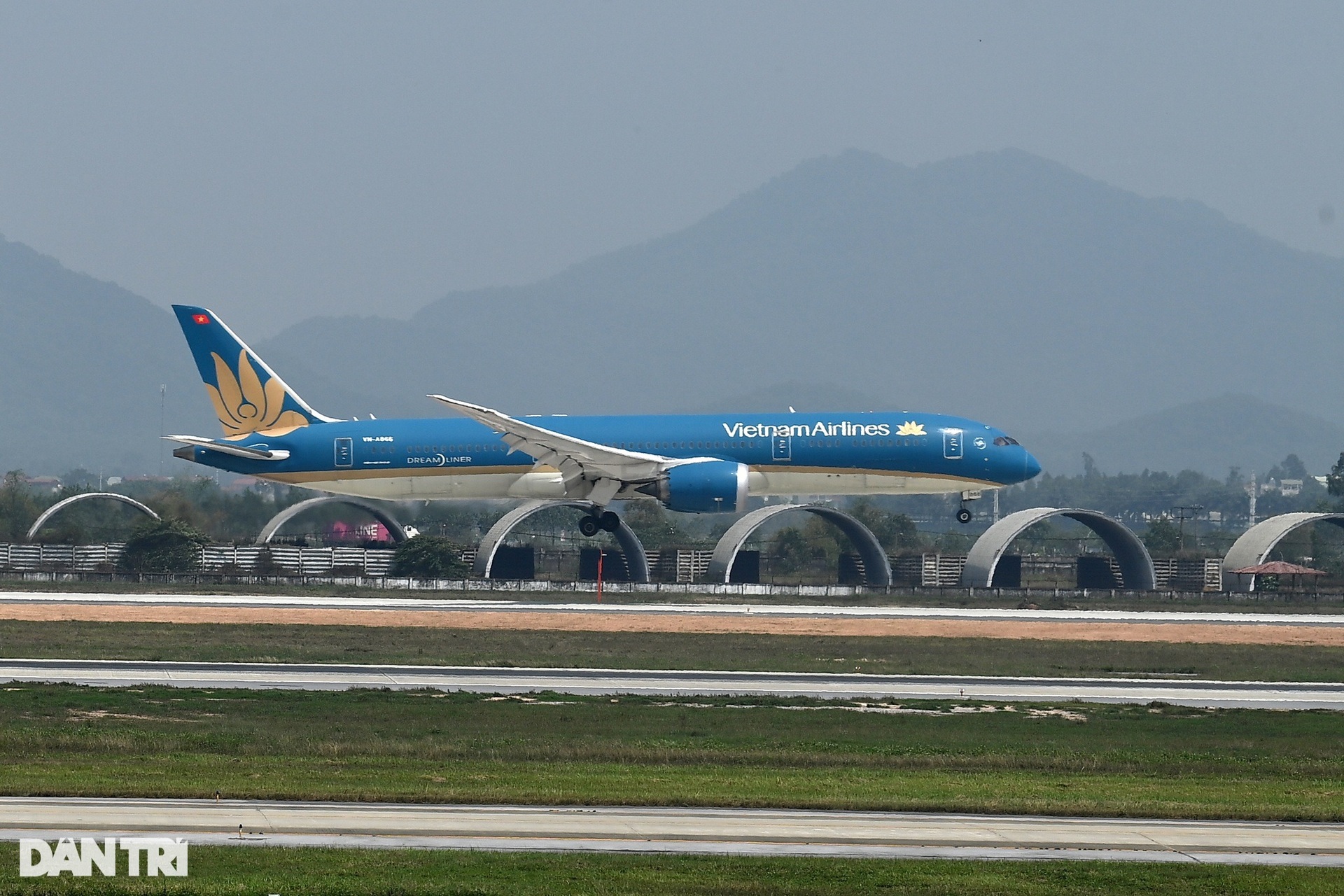 Gương mặt trẻ thơ, cái ôm tràn nước mắt trong chuyến bay giải cứu đầu tiên - 1 Gương mặt trẻ thơ, cái ôm tràn nước mắt trong chuyến bay giải cứu đầu tiên - 1