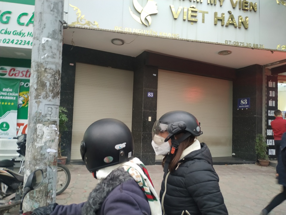 Thẩm mỹ viện Việt Hàn đóng kín cửa, người dân tập trung đông sau vụ việc chết người - 4 Thẩm mỹ viện Việt Hàn đóng kín cửa, người dân tập trung đông sau vụ việc chết người - 4