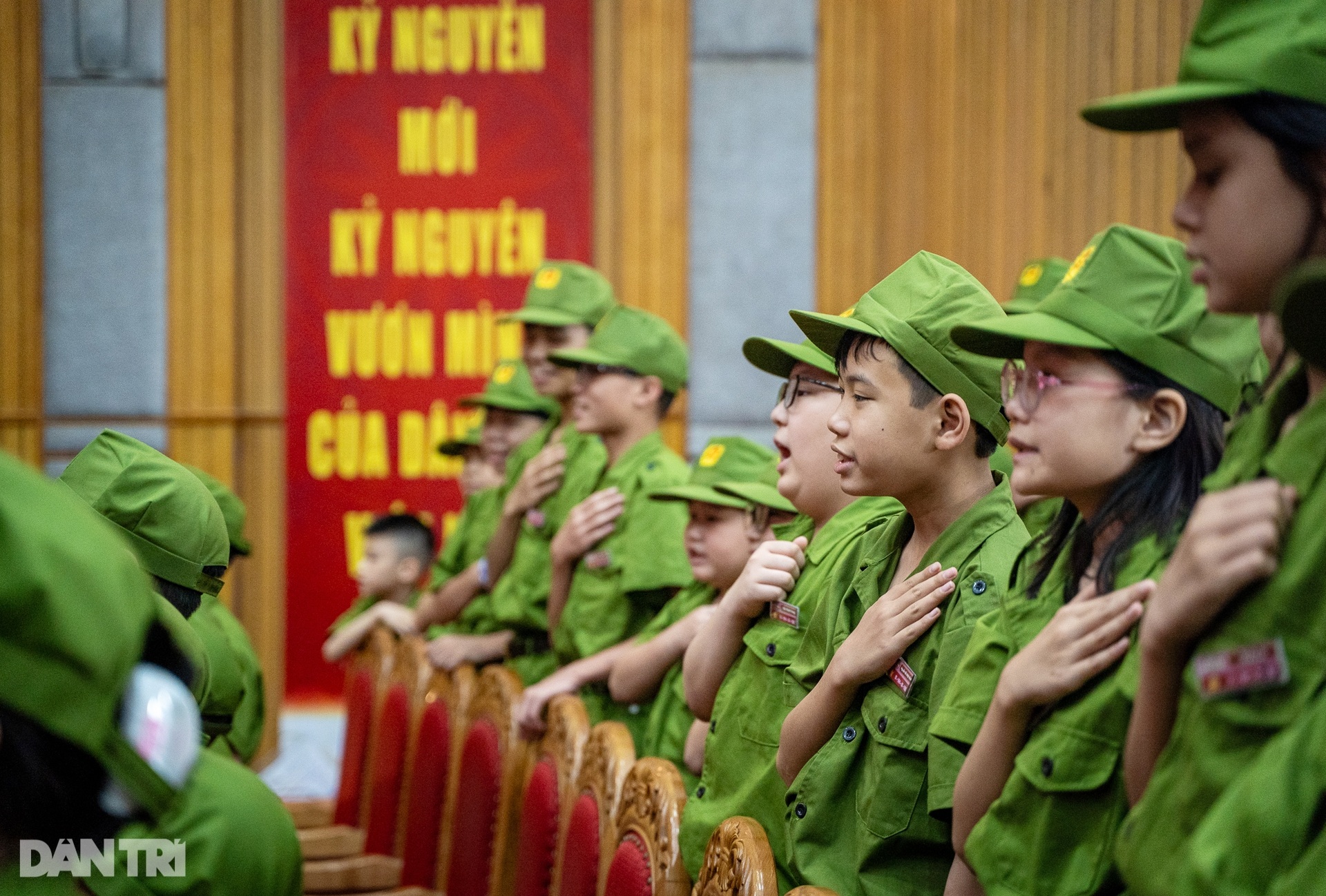 Hàng trăm em nhỏ hào hứng trải nghiệm trại hè làm chiến sĩ Công an nhân dân - 5 Hàng trăm em nhỏ hào hứng trải nghiệm trại hè làm chiến sĩ Công an nhân dân - 5