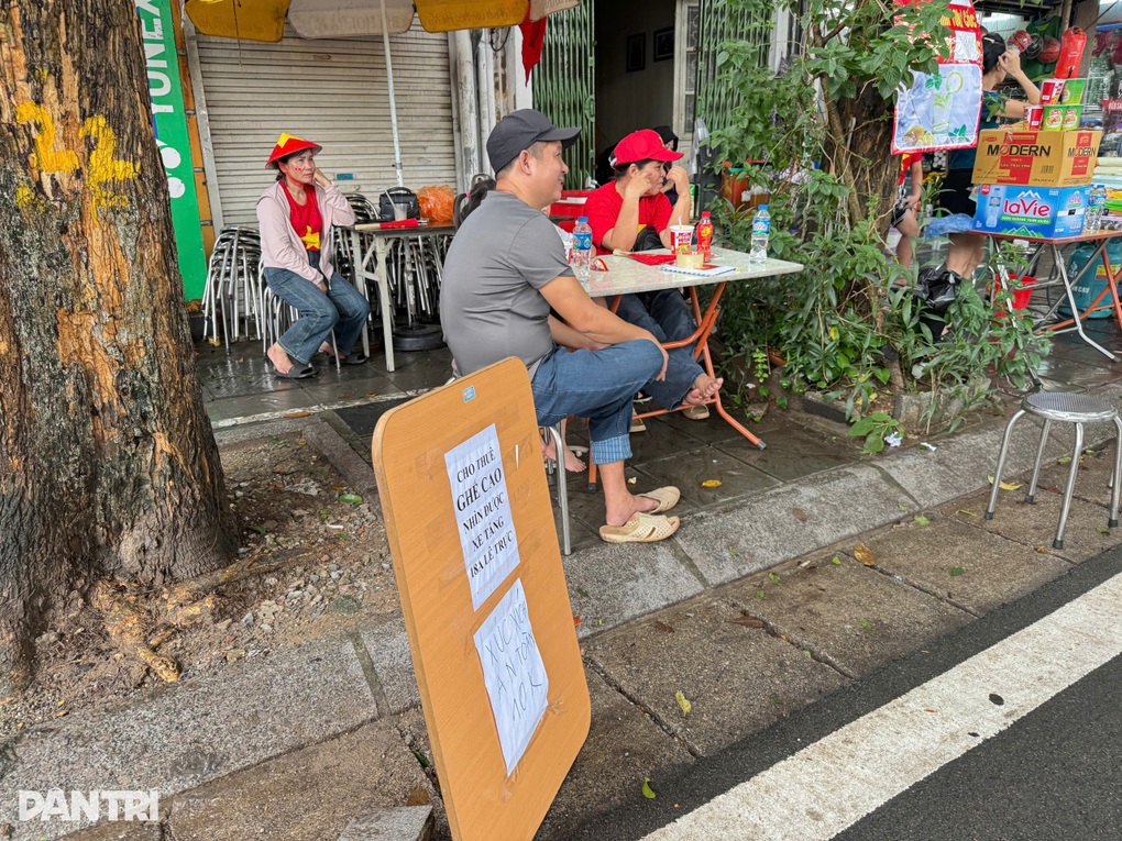 Mua chỗ ngồi xem diễu binh, cô gái bỏ 100.000 đồng rồi hối hận - 1 Mua chỗ ngồi xem diễu binh, cô gái bỏ 100.000 đồng rồi hối hận - 1