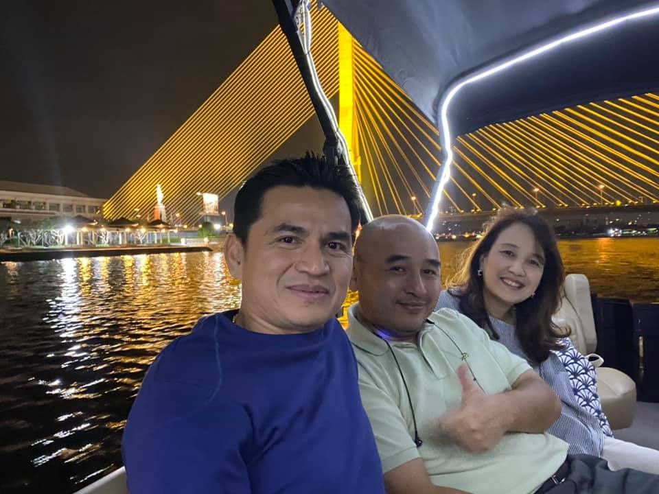 Kiatisuk chia tay bạn bè trước khi sang Việt Nam làm HLV HA Gia Lai - 2 Kiatisuk chia tay bạn bè trước khi sang Việt Nam làm HLV HA Gia Lai - 2