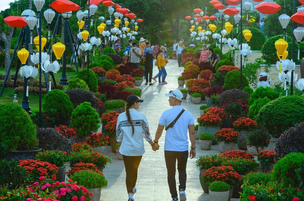 Hàng chục ngàn người đổ về núi Bà Đen dịp hội trăng rằm Trung thu vừa qua - 5 Hàng chục ngàn người đổ về núi Bà Đen dịp hội trăng rằm Trung thu vừa qua - 5