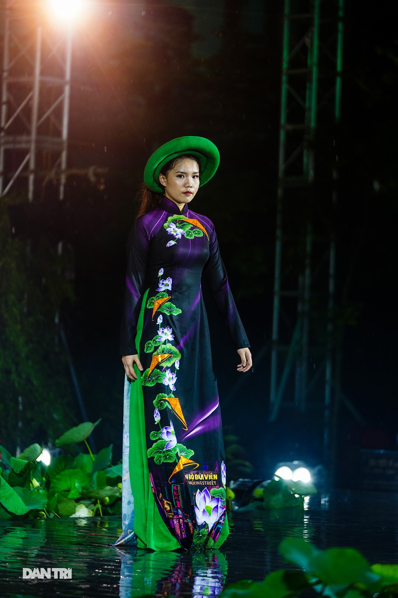 Khác lạ hình ảnh phố đi bộ, chợ Bến Thành, Thủ Thiêm… trên tà áo dài - 8