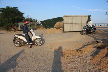 Người dân phải "đi chui" qua cây cầu trăm tỷ