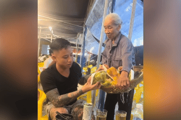 Cụ bà bán trái cây mời không ai mua, chàng trai xăm trổ làm điều bất ngờ - 1 Cụ bà bán trái cây mời không ai mua, chàng trai xăm trổ làm điều bất ngờ - 1